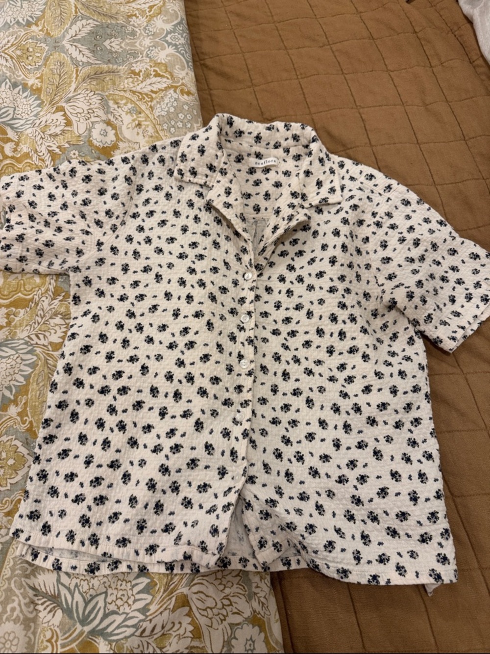 Casual White Short-Sleeve Button-Down Shirt with Floral Print
